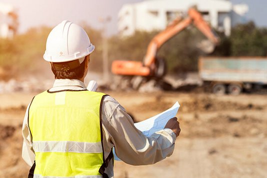 Baugenehmigung-Bauantrag-Ratgeber-Town-Country-Haus-08 Mann auf Baustelle