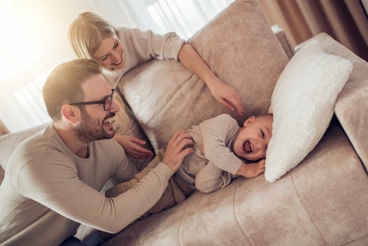 Haus-Familie-Wohnen-Serie-27-9 Glückliche Familie hat spass auf der Couch.