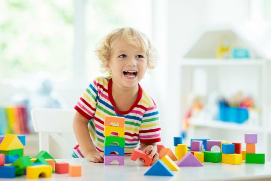 kinderzimmer-kinder-familie-zimmer-spielen-22 Kind beim spielen