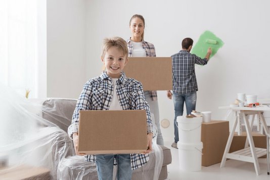 Haus-Familie-Umzug-Serie-22-10 Familie beim Einzug