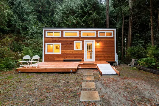 tiny-house-kleines-haus-wohnung-wohnen-04 Kleines Tiny House aus Holz im Wald