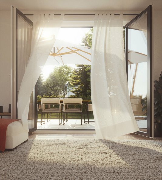 Inklusivausstattung-Fenster-Bodentief-Lueften Offenes Fenster mit Gardienen